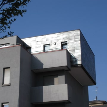 Ristrutturazione edificio e nuovo attico